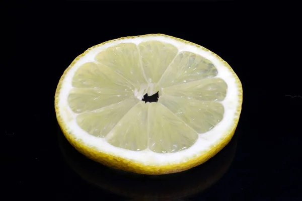 Una Fetta Limone Giallo Isolato Sfondo Nero — Foto Stock