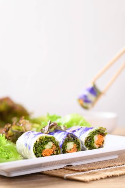 Vejetaryen salatası, sebzeli börek, sağlıklı beslenme.