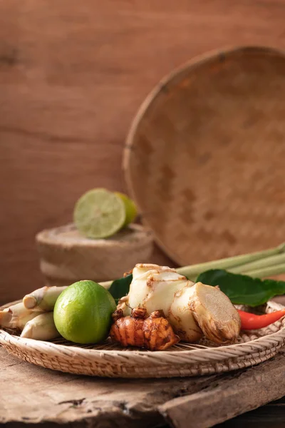 Ingredientes Comida Tailandesa Especias Frescas Orgánicas Hierbas Una Canasta Bambú — Foto de Stock