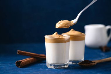 Dalgona kahvesi, yumuşacık kremalı kahve buzlu ya da sıcak sütlü, Kore kahvesi tarzı.