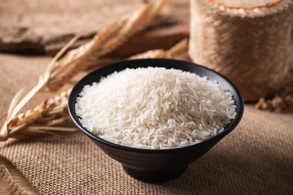 Grão Arroz Jasmim Tailandês Orgânico Uma Tigela Preta Fundo Marrom — Fotografia de Stock