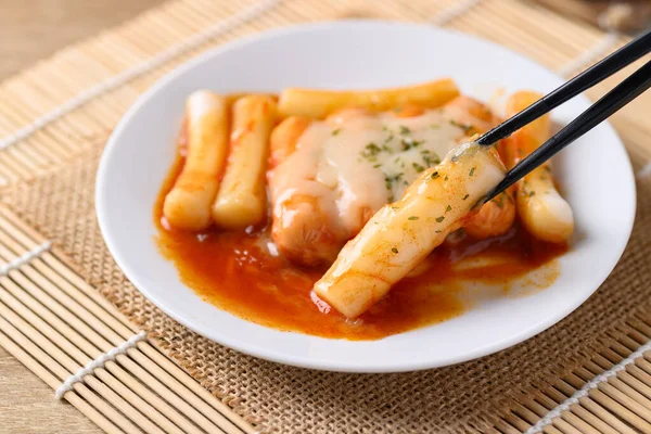 Корейская Еда Tteokbokki Нарезанные Рисовые Пироги Tokpokki Колбаса Сыром Остром — стоковое фото