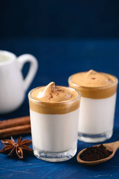 Dalgona Καφέ Αφράτη Κρέμα Καφέ Μαστίγωμα Παγωμένο Ζεστό Γάλα Κορεάτικο — Φωτογραφία Αρχείου