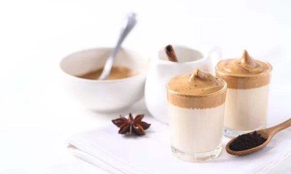 Dalgona Καφέ Αφράτη Κρέμα Καφέ Μαστίγωμα Παγωμένο Ζεστό Γάλα Κορεάτικο — Φωτογραφία Αρχείου