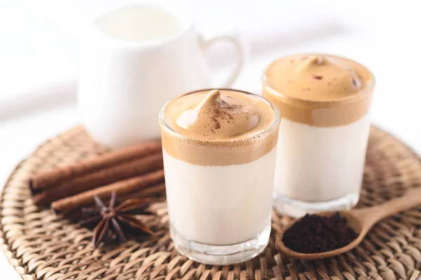 Dalgona Coffee Fluffy Cream Coffee Whipping Ice Hot Milk Korean — Stok Foto