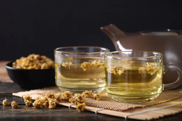 Chrysanthemenblüten Heißer Tee Glas Und Teekanne Mit Trockenen Blüten Gesundes — Stockfoto