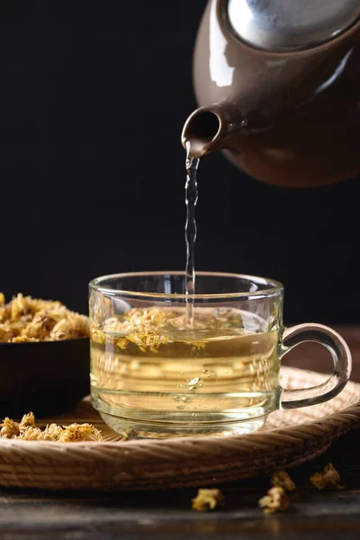 Chryzantemy Kwiat Gorąca Herbata Czajniczek Wlewanie Szklanki Filiżanki Zdrowy Napój — Zdjęcie stockowe