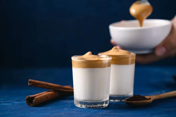 Dalgona Καφέ Αφράτη Κρέμα Καφέ Μαστίγωμα Κρύο Ζεστό Γάλα Κορεάτικο — Φωτογραφία Αρχείου