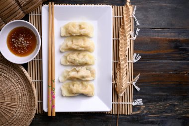 Kıyma ve karides ile doldurulmuş buharda pişirilmiş mantı. Susam yağı soslu karides, Asya mutfağı.
