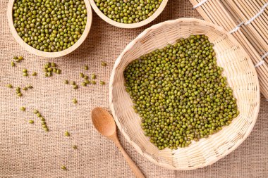 Bambu sepetindeki fasulye tohumları kaşık, Asya mutfağındaki gıda malzemeleri ve mung fasulyesi filizleri.