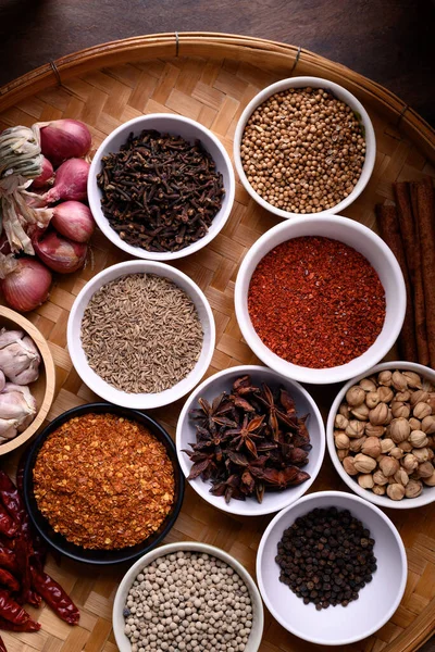 Olika Torra Kryddor Och Örter Skål Bambubricka Asiatiska Livsmedelsingredienser Chili — Stockfoto
