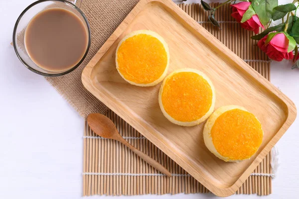 Tahta tabakta Tayland altın yumurtası sarısı iplikli şifon kek ve kahve.