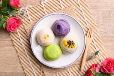 Çin pastası ya da ay çöreği. İçi bezelye, yumurta sarısı ya da muhallebi gibi tatlılarla dolu.