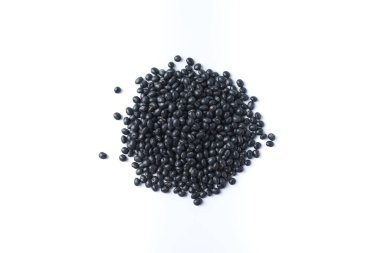 Beyaz arka planda siyah soya tohumu yığını