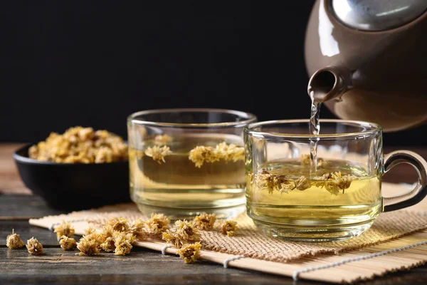 Chrysanthemenblume Heißer Tee Teekanne Und Gießen Ein Becherglas Gesundes Kräutergetränk — Stockfoto