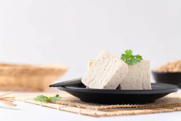 Fatiado Tofu Fresco Placa Preta Com Fundo Branco Vegan Ingredientes — Fotografia de Stock