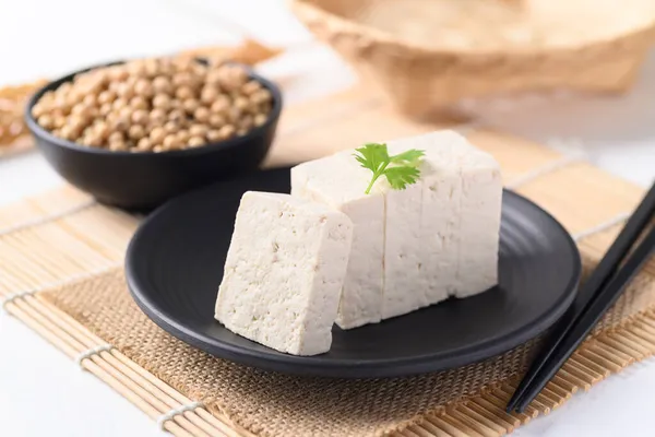 Fatiado Tofu Fresco Placa Preta Vegan Ingredientes Alimentares Comida Asiática — Fotografia de Stock