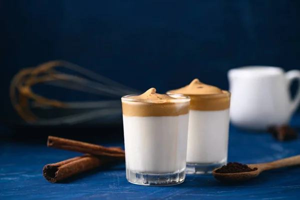 Dalgona Καφέ Αφράτη Κρέμα Καφέ Μαστίγωμα Κρύο Ζεστό Γάλα Κορεάτικο — Φωτογραφία Αρχείου
