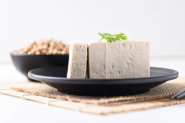 Fatiado Tofu Fresco Placa Preta Com Fundo Branco Vegan Ingredientes — Fotografia de Stock