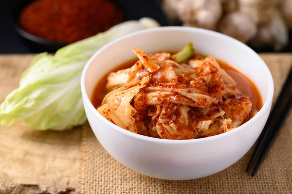 Korejské Kimchi Zelí Misce Dřevěné Asijské Fermentované Jídlo — Stock fotografie