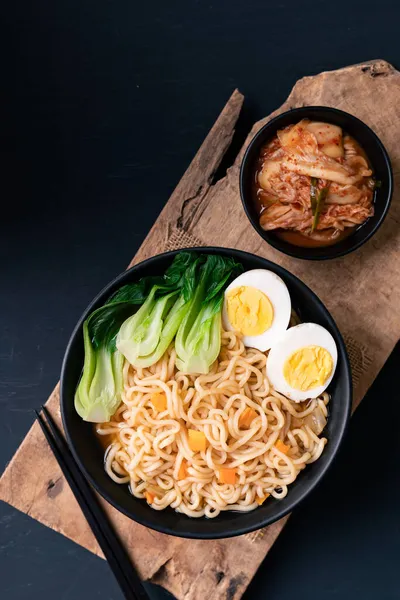 Mie Instan Pedas Korea Sup Dengan Bok Choy Dan Telur — Stok Foto