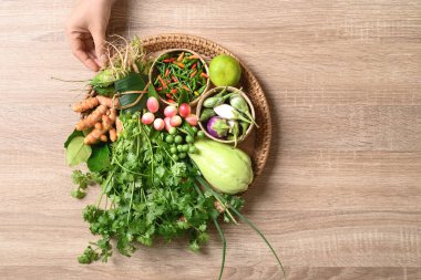 Taze organik Asya sebze ve baharatları yerel çiftçi pazarından, Tayland 'ın kuzeyinden, sürdürülebilirlik kavramı, masa üstü görünümü