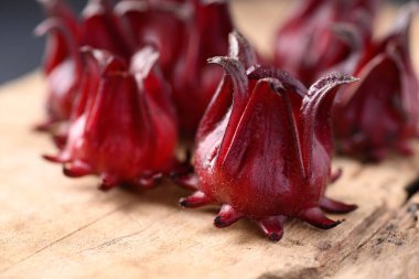 Taze roselle (Hibiscus sabdariffa), besin boyası ve içecek malzemesi, kan basıncını düşürmek için bitkisel ilaç