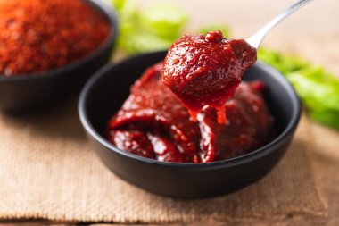 Kore gochujang (kırmızı biber ezmesi), baharatlı ve tatlı mayalanmış Kore baharatı.
