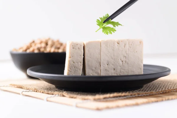Tofu Fresco Fatiado Decoração Placa Preta Com Folha Coentro Vegan — Fotografia de Stock