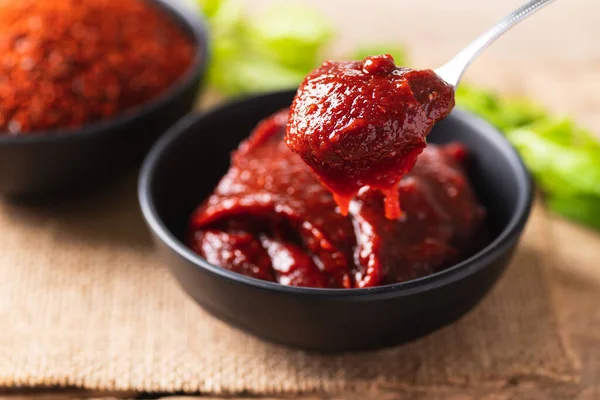 Kore gochujang (kırmızı biber ezmesi), baharatlı ve tatlı mayalanmış Kore baharatı.