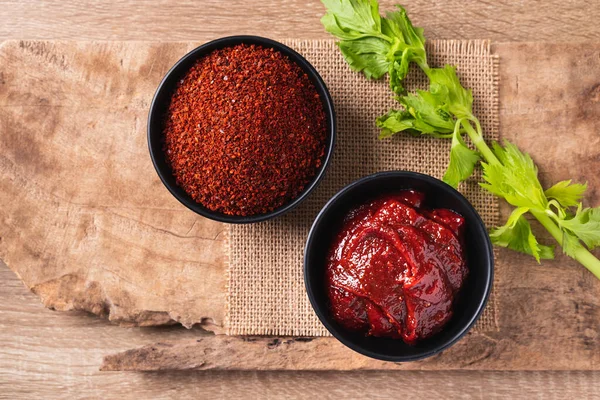 Kore gochujang (kırmızı biber ezmesi), baharatlı ve tatlı mayalanmış Kore baharatı.