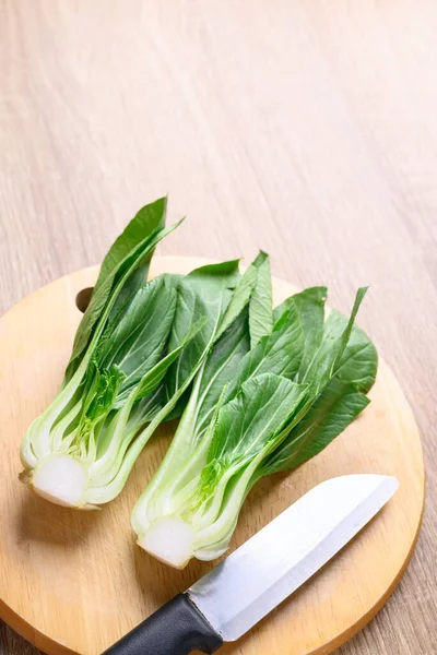 Tahta kesme konusunda taze Bok Choy veya Pak Choi (Çin lahanası) yemek pişirmeye hazır olun.