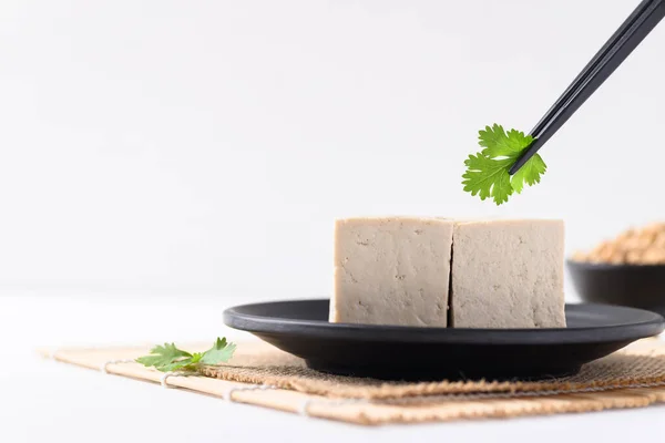 Tofu Fresco Fatiado Decoração Placa Preta Com Folha Coentro Vegan — Fotografia de Stock