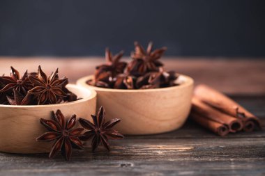 Kasede yıldız anason ve ahşap zemin üzerinde tarçın çubuğu