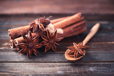 Tahta arka planda yıldız anason ve tarçın çubuğu