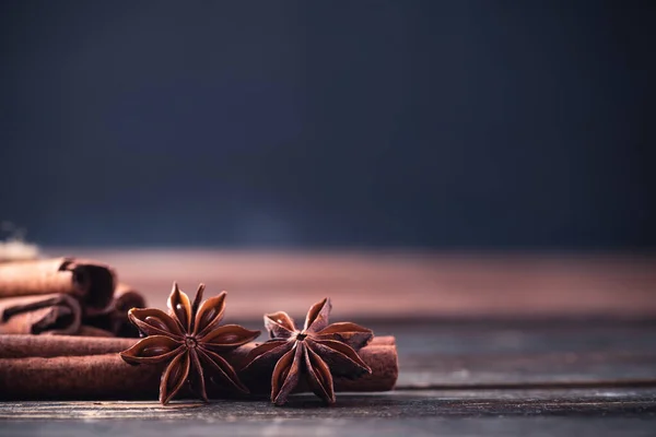 Sterrenanijs Kaneelstokje Houten Achtergrond — Stockfoto