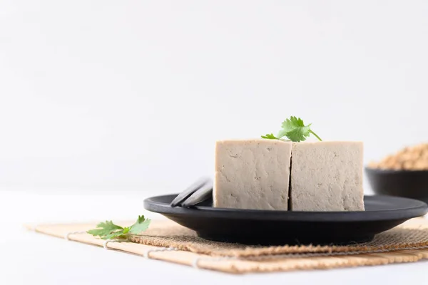 Fatiado Tofu Fresco Placa Preta Com Fundo Branco Vegan Ingredientes — Fotografia de Stock
