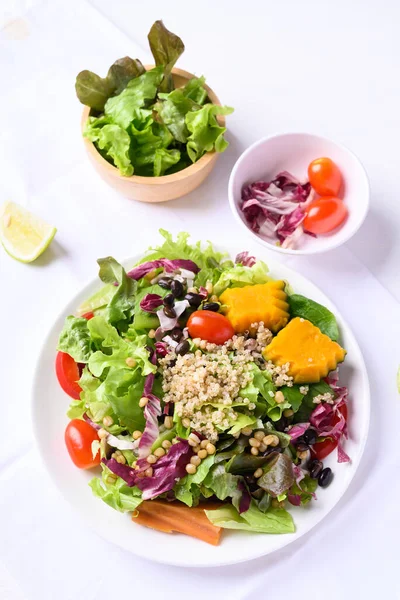 Légumes Bio Frais Avec Salade Quinoa Sur Fond Blanc Prêt — Photo