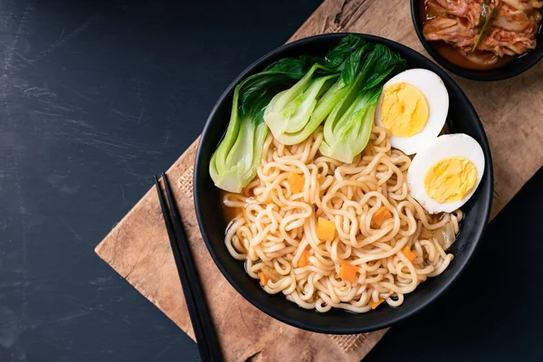 Mie Instan Pedas Korea Sup Dengan Bok Choy Dan Telur — Stok Foto