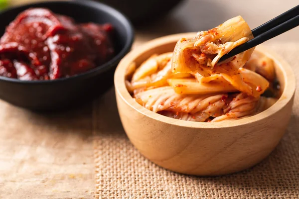 Kimchi Coreano Repollo Comer Por Uso Palillos Gochujang Pasta Chile — Foto de Stock