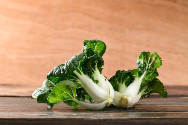 Tahta arka planda taze organik Bok Choy veya Pak Choi (Çin lahanası)