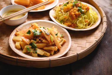 Baharatlı taze Burma tofu salatası, yağda kızartılmış Burma tofu ve erişte, Tayland 'ın kuzeyinde Tai Yai yemeği.