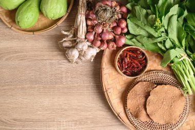 Kuzey Tayland gıda malzemeleri, baharat ve sebzeli mayalanmış çürük soya fasulyesi örtüsü yerel Tayland yemekleri.