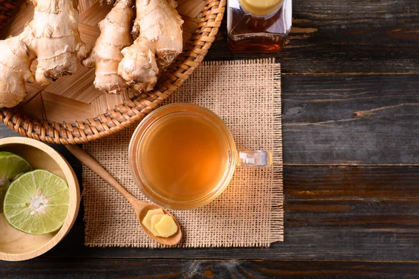 Ingwertee Mit Limette Und Honig Auf Holzgrund Gesundes Kräutergetränk Tischansicht — Stockfoto