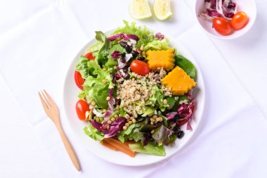 Beyaz zemin üzerinde kinoa tohumlu taze organik sebzeler yemeye hazır salata, sağlıklı vejetaryen yemekleri, üst manzara.