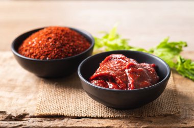 Kore gochujang (kırmızı biber ezmesi), baharatlı ve tatlı mayalanmış Kore baharatı.