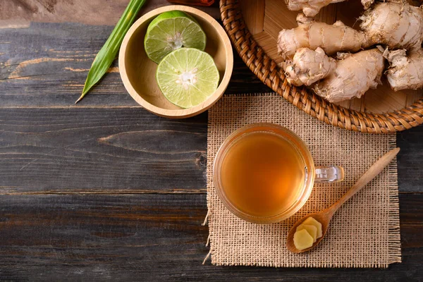 Ingwertee Mit Limette Und Honig Auf Holzgrund Gesundes Kräutergetränk Tischansicht — Stockfoto