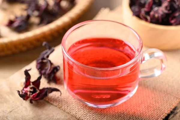 Ξηρό Τσάι Roselle Ποτήρι Ποτήρι Ξύλινο Hibiscus Sabdariffa Φυτικό Ποτό — Φωτογραφία Αρχείου