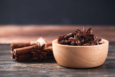 Kasede yıldız anason ve ahşap zemin üzerinde tarçın çubuğu