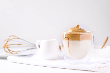 Dalgona kahvesi, yumuşak kremalı kahve soğuk ya da sıcak süt, Kore kahvesi tarzı, ev yapımı yemek.